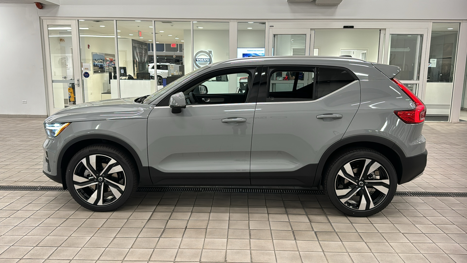 2025 Volvo XC40 Plus Bright Theme 7