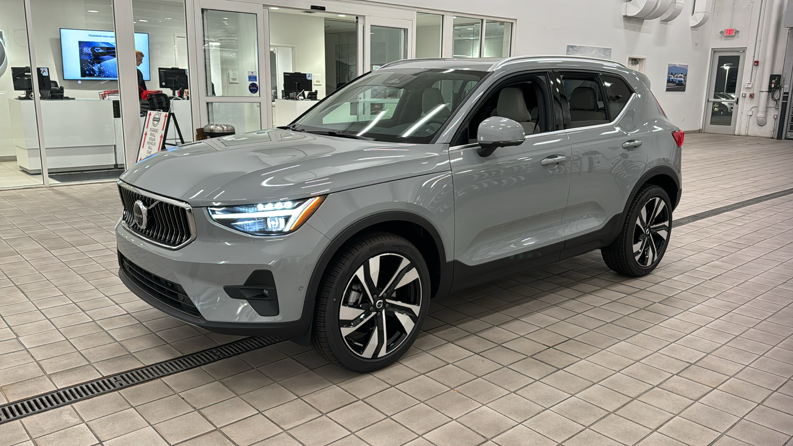 2025 Volvo XC40 Plus Bright Theme 8