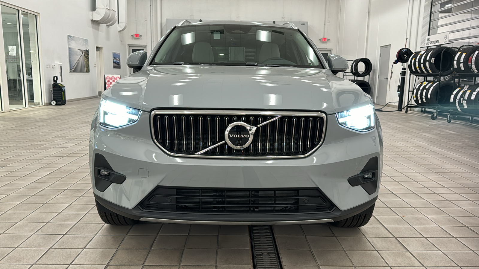 2025 Volvo XC40 Plus Bright Theme 9