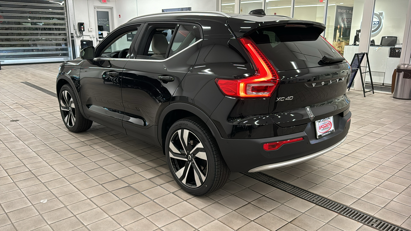 2025 Volvo XC40 Plus Bright Theme 6