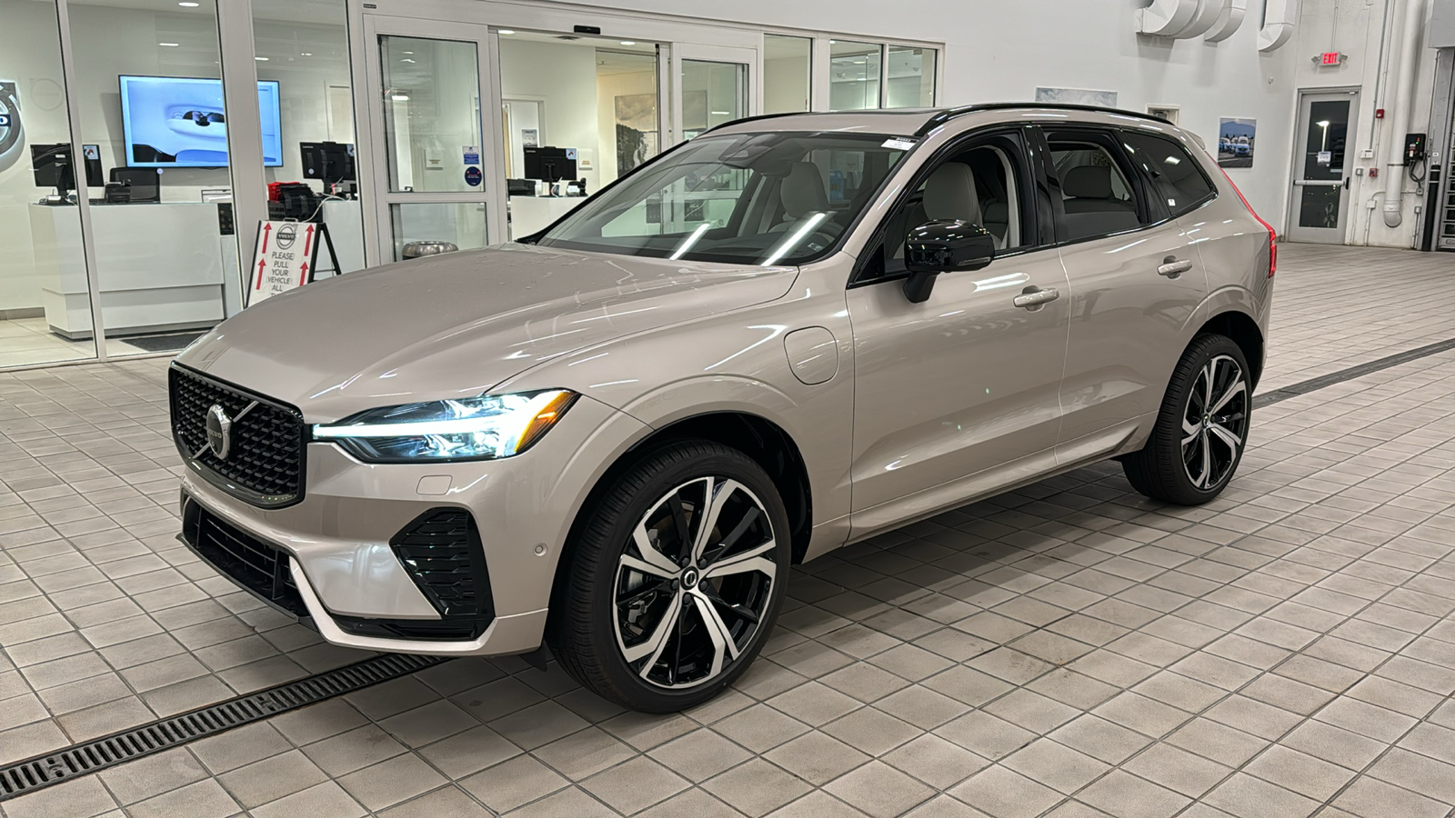 2025 Volvo XC60 Plug-In Hybrid Ultra 8