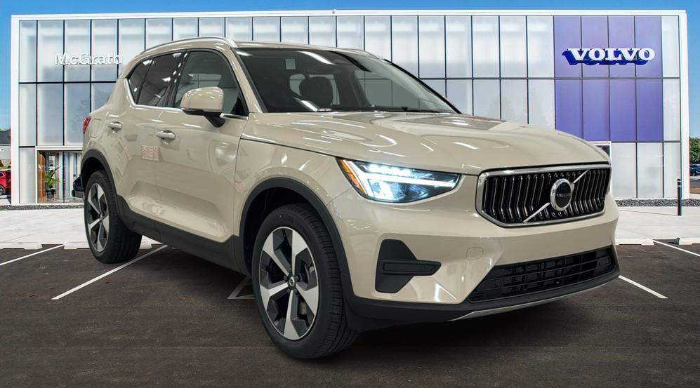 2025 Volvo XC40 Core Bright Theme 1