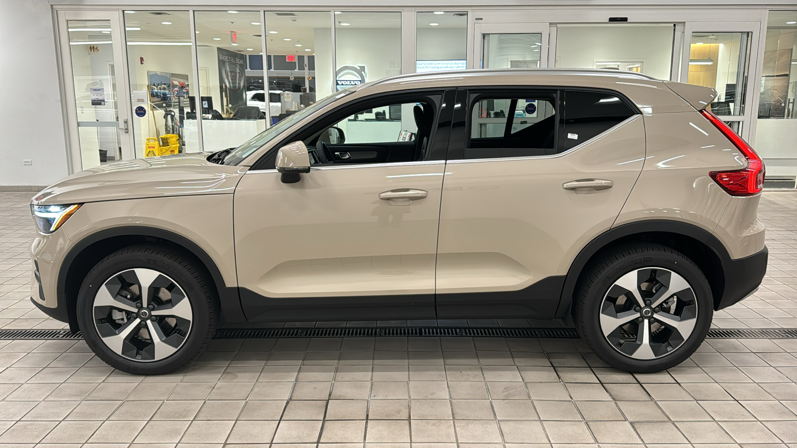 2025 Volvo XC40 Core Bright Theme 7