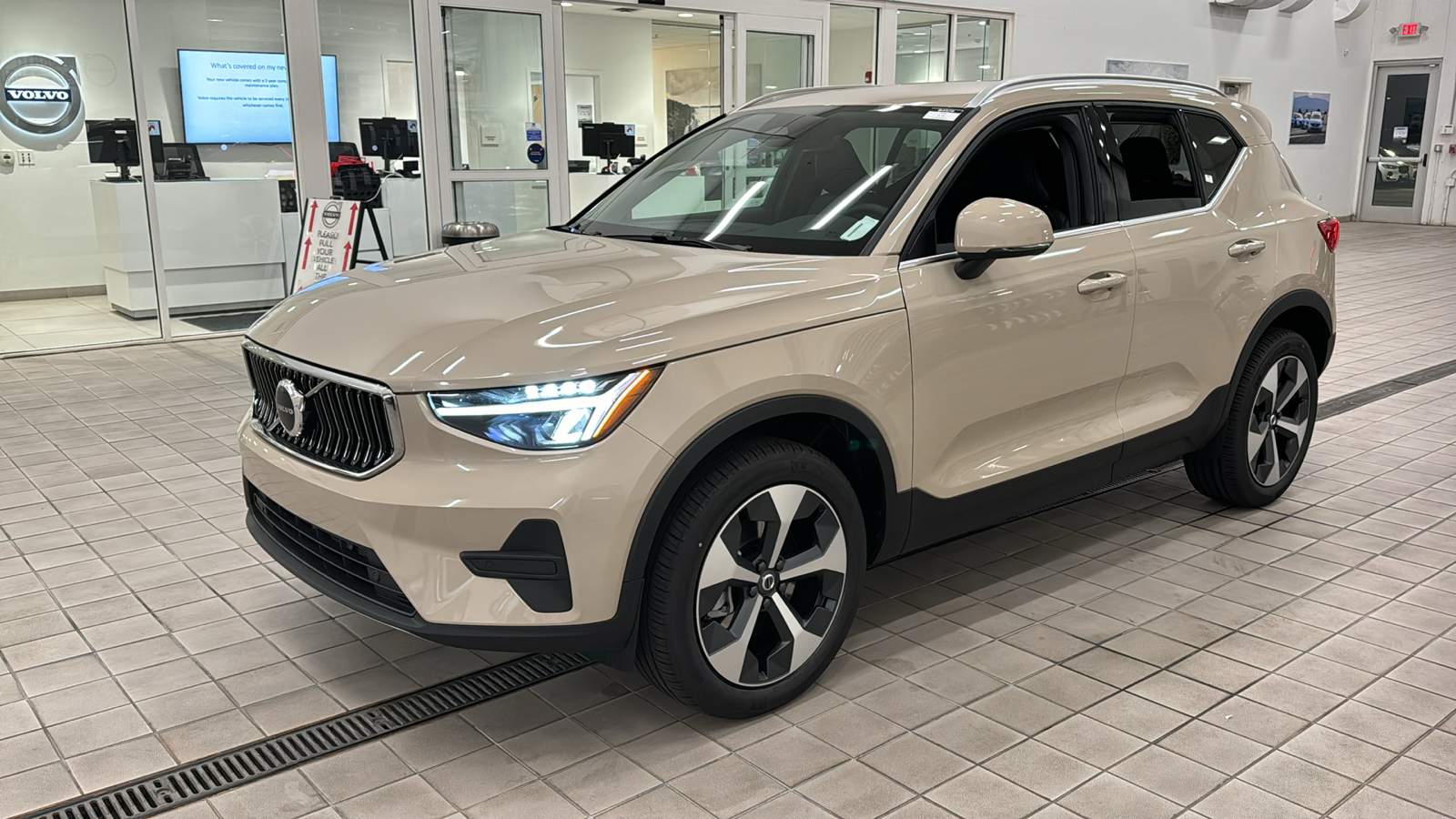 2025 Volvo XC40 Core Bright Theme 8