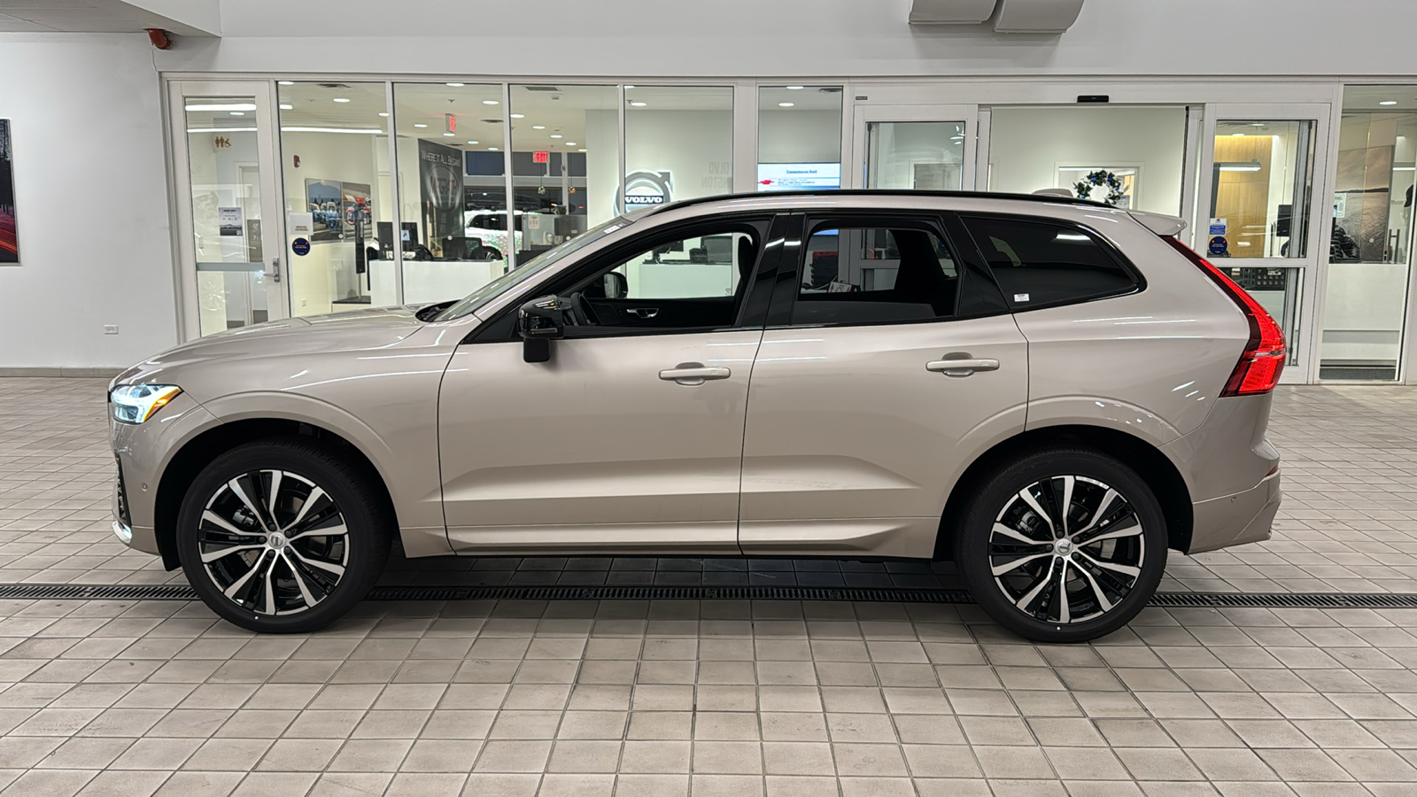 2025 Volvo XC60 Plus 7