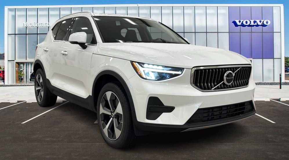 2025 Volvo XC40 Core Bright Theme 1