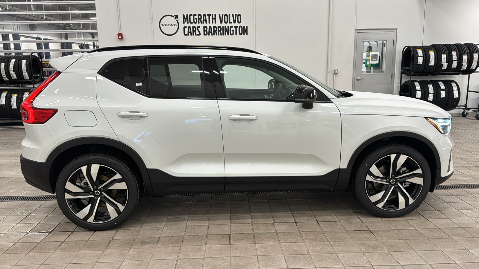 2025 Volvo XC40 Plus Dark Theme 3