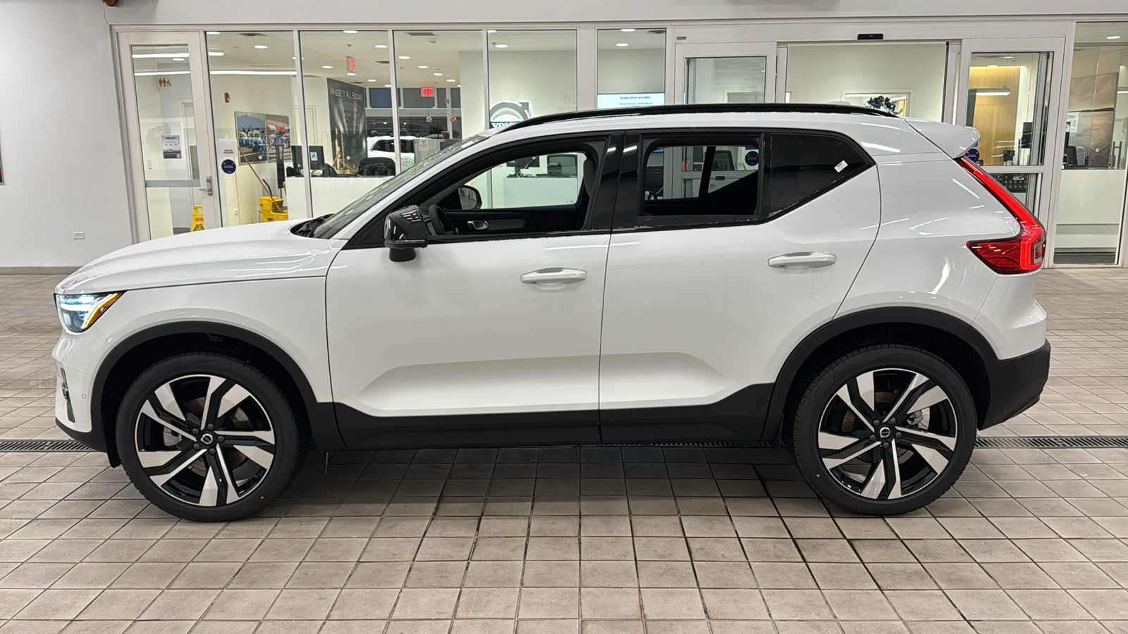 2025 Volvo XC40 Plus Dark Theme 7