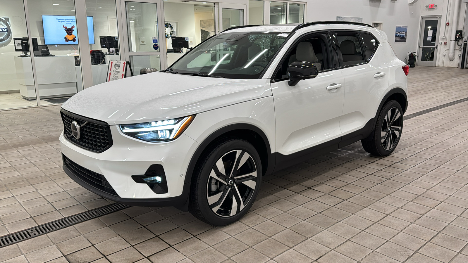 2025 Volvo XC40 Plus Dark Theme 8