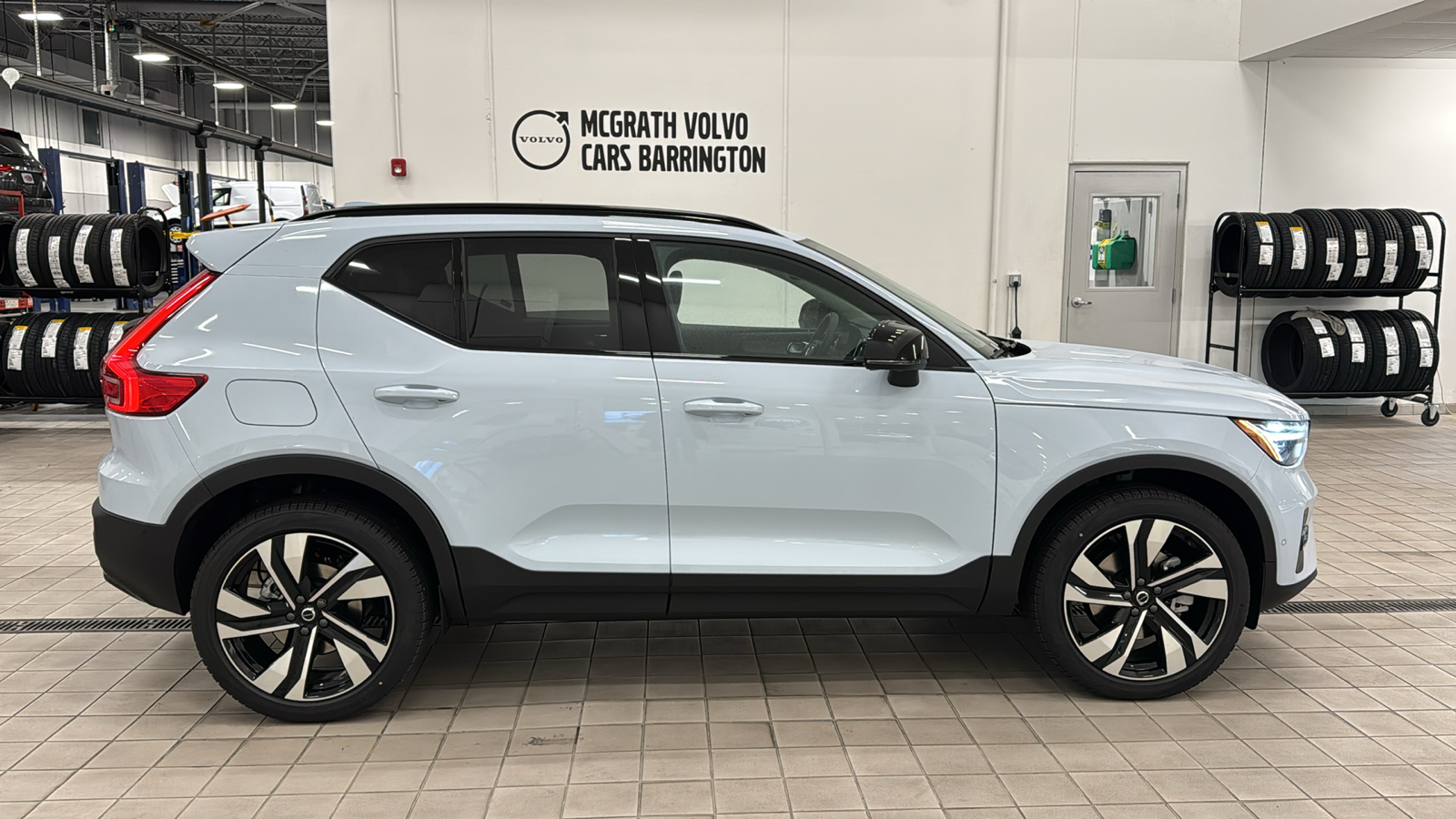 2025 Volvo XC40 Plus Dark Theme 3