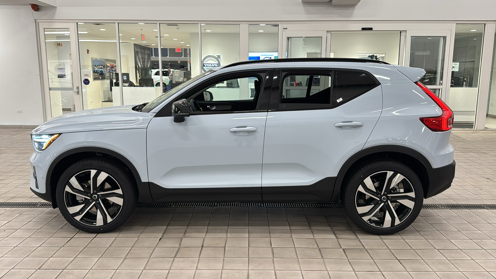 2025 Volvo XC40 Plus Dark Theme 7