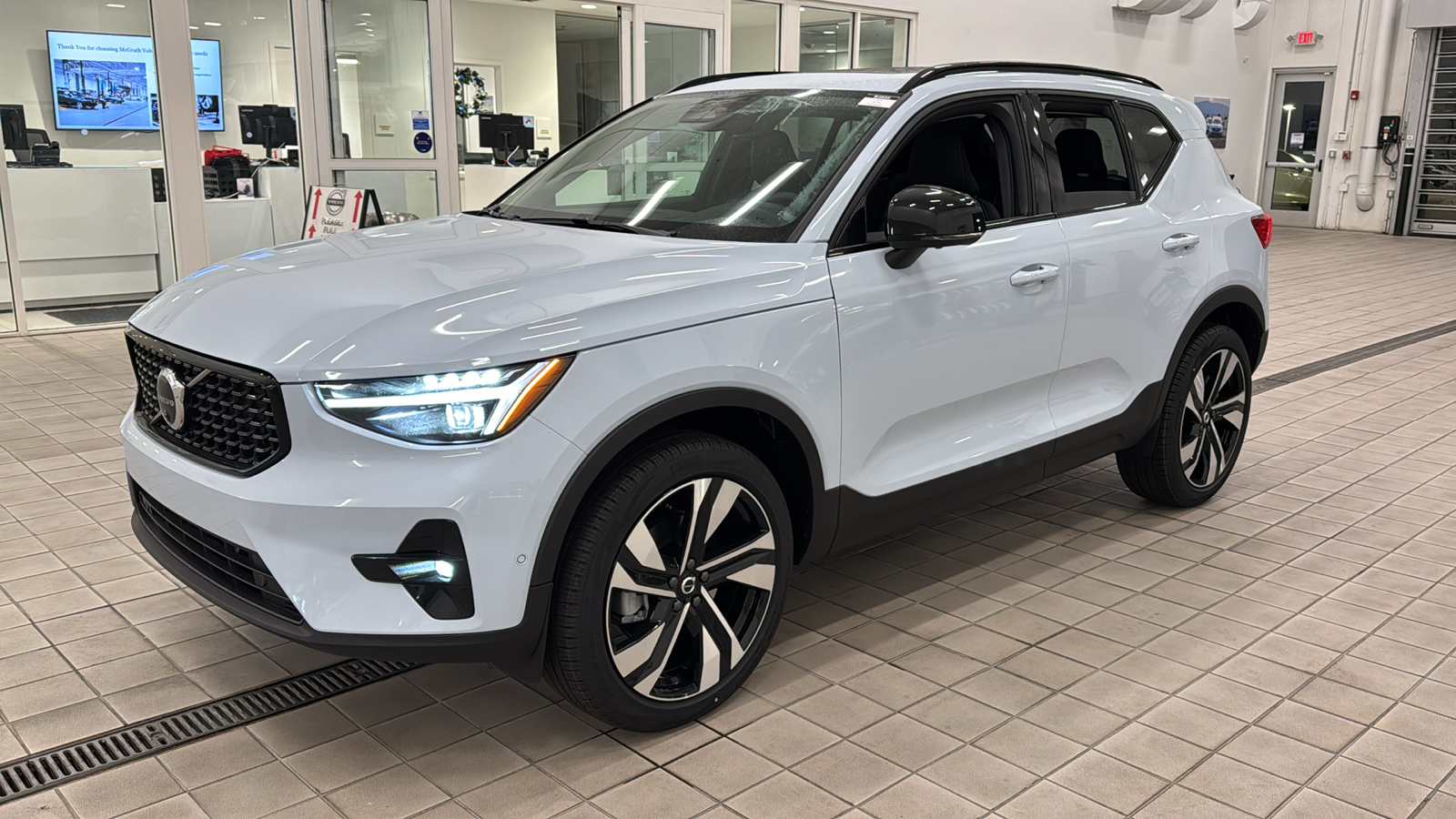 2025 Volvo XC40 Plus Dark Theme 8