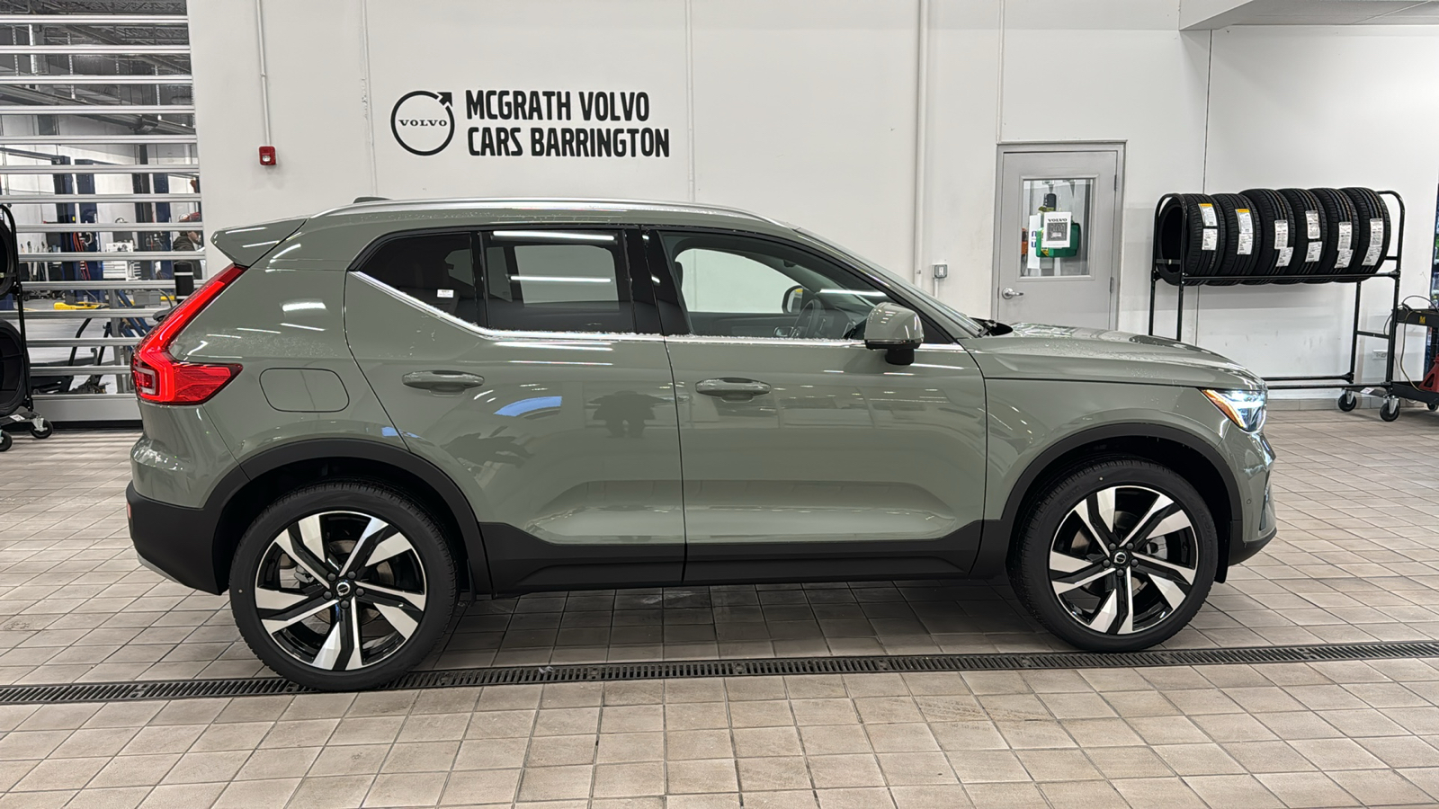 2025 Volvo XC40 Plus Bright Theme 3