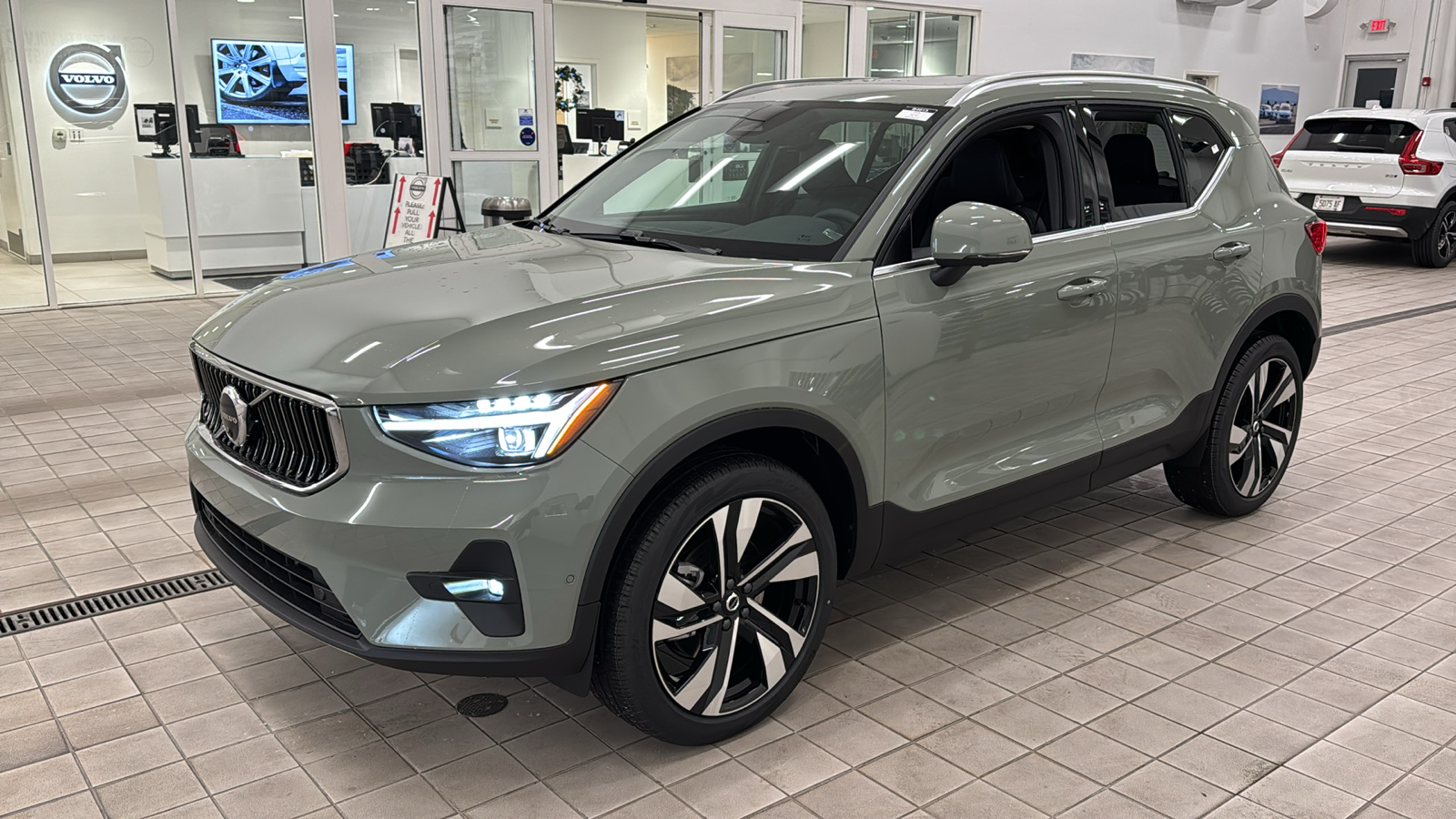 2025 Volvo XC40 Plus Bright Theme 8