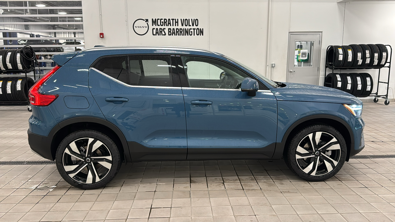 2025 Volvo XC40 Plus Bright Theme 3