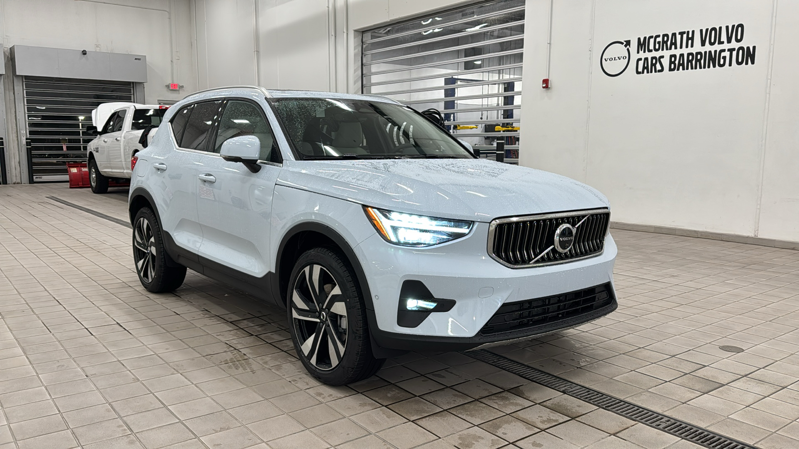 2025 Volvo XC40 Ultra Bright Theme 2