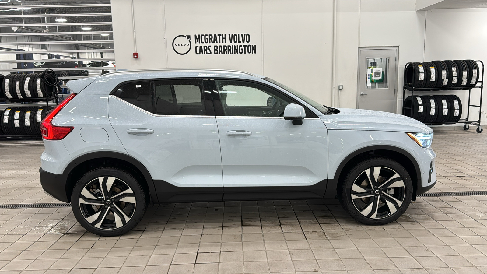 2025 Volvo XC40 Ultra Bright Theme 3