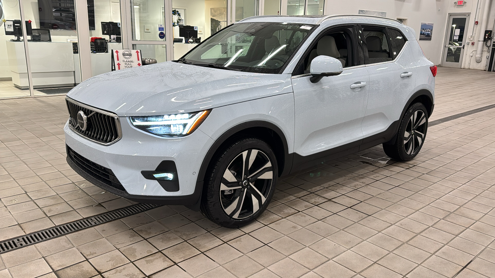 2025 Volvo XC40 Ultra Bright Theme 8