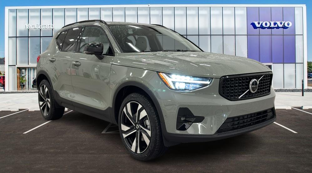 2025 Volvo XC40 Plus Dark Theme 1