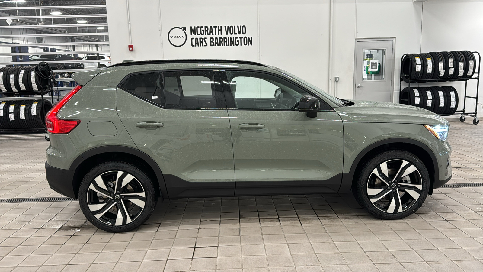 2025 Volvo XC40 Plus Dark Theme 3