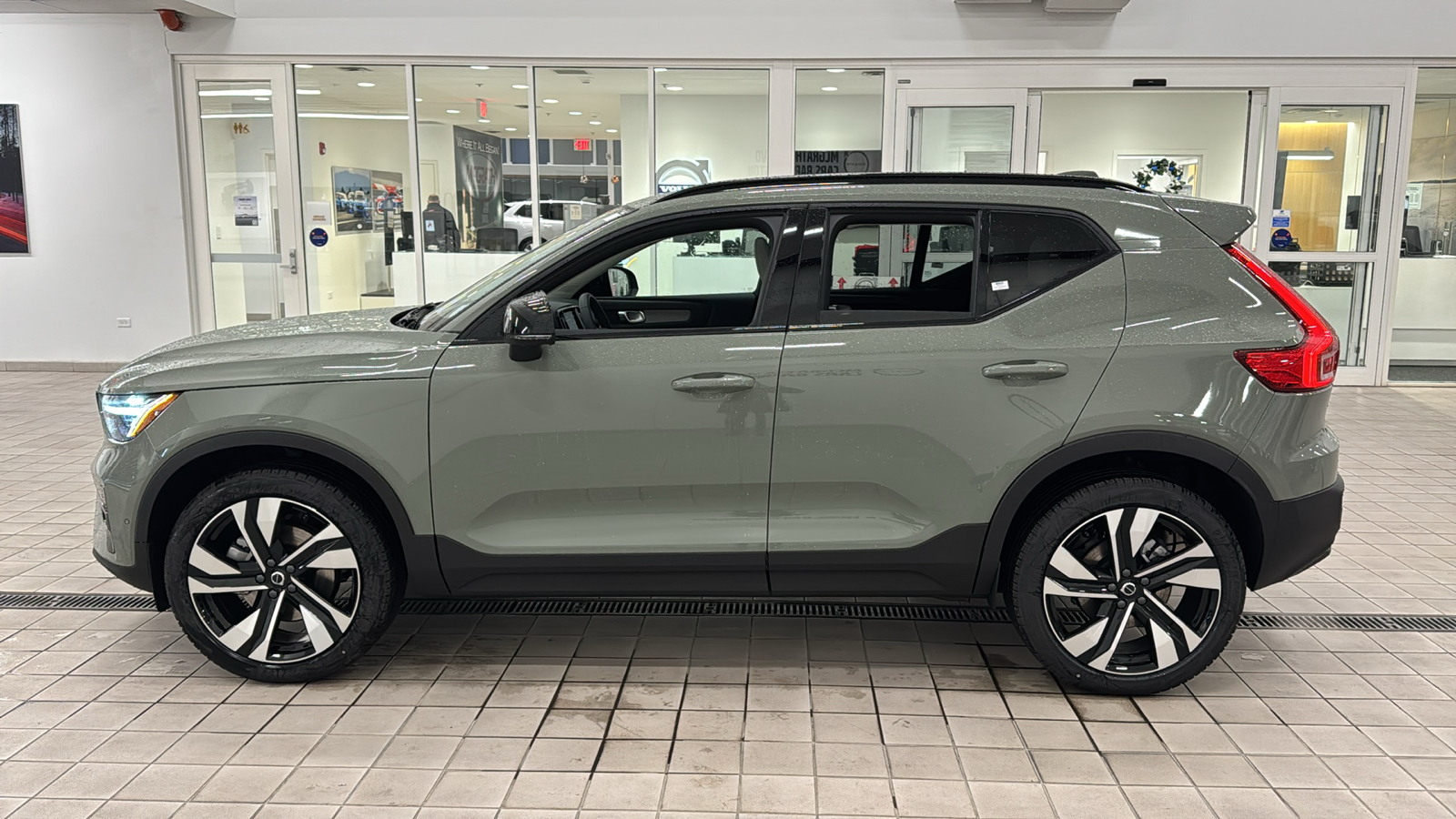 2025 Volvo XC40 Plus Dark Theme 7