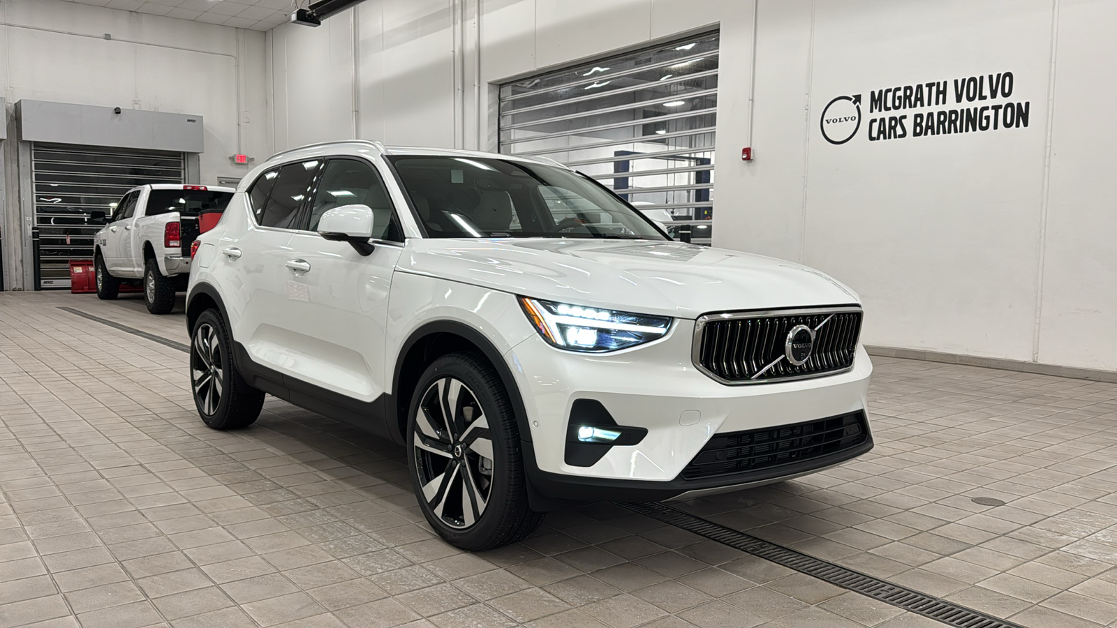 2025 Volvo XC40 Plus Bright Theme 2