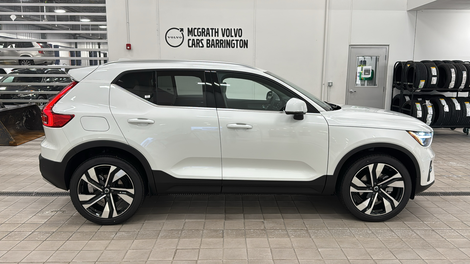 2025 Volvo XC40 Plus Bright Theme 3