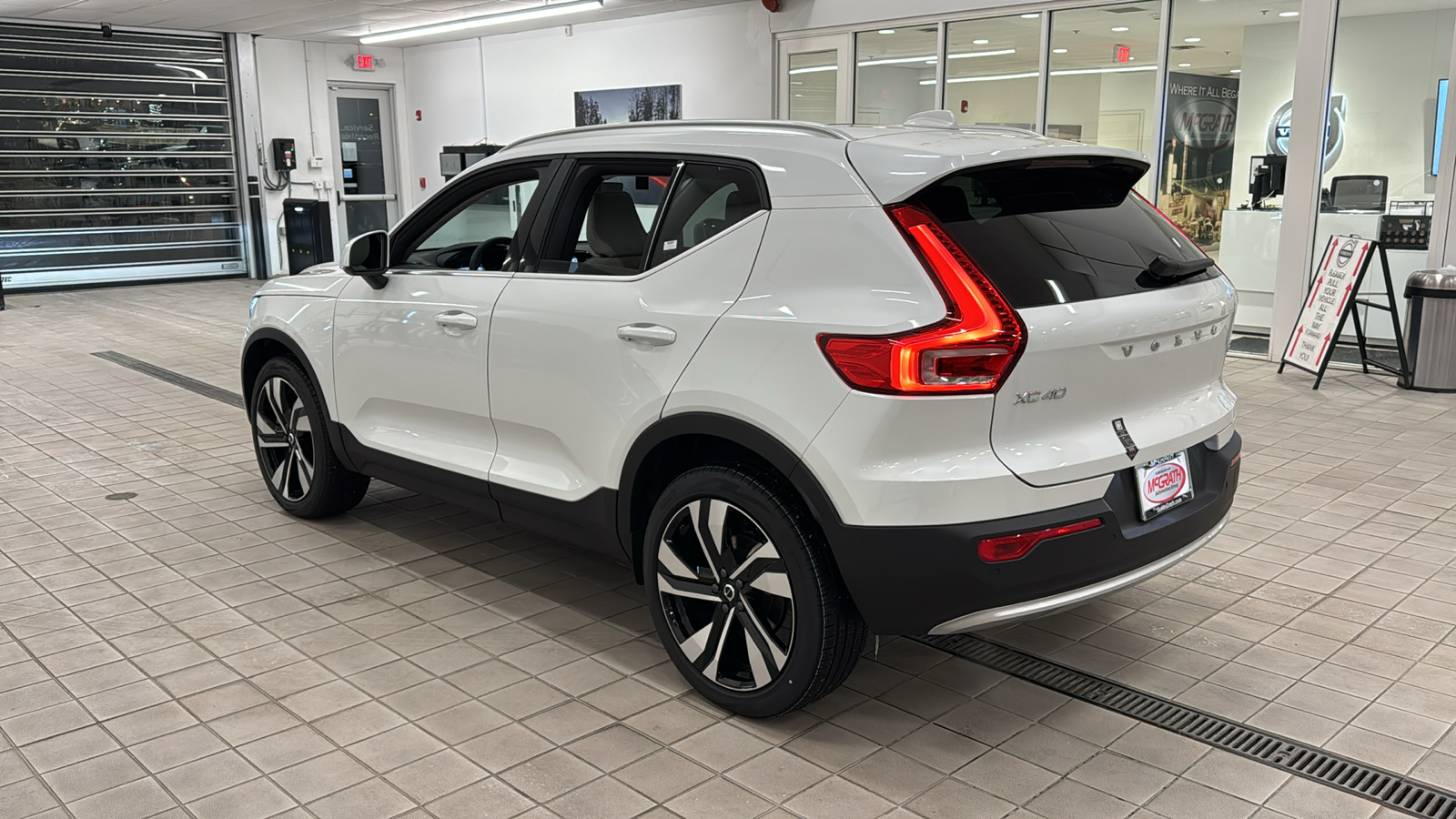 2025 Volvo XC40 Plus Bright Theme 6