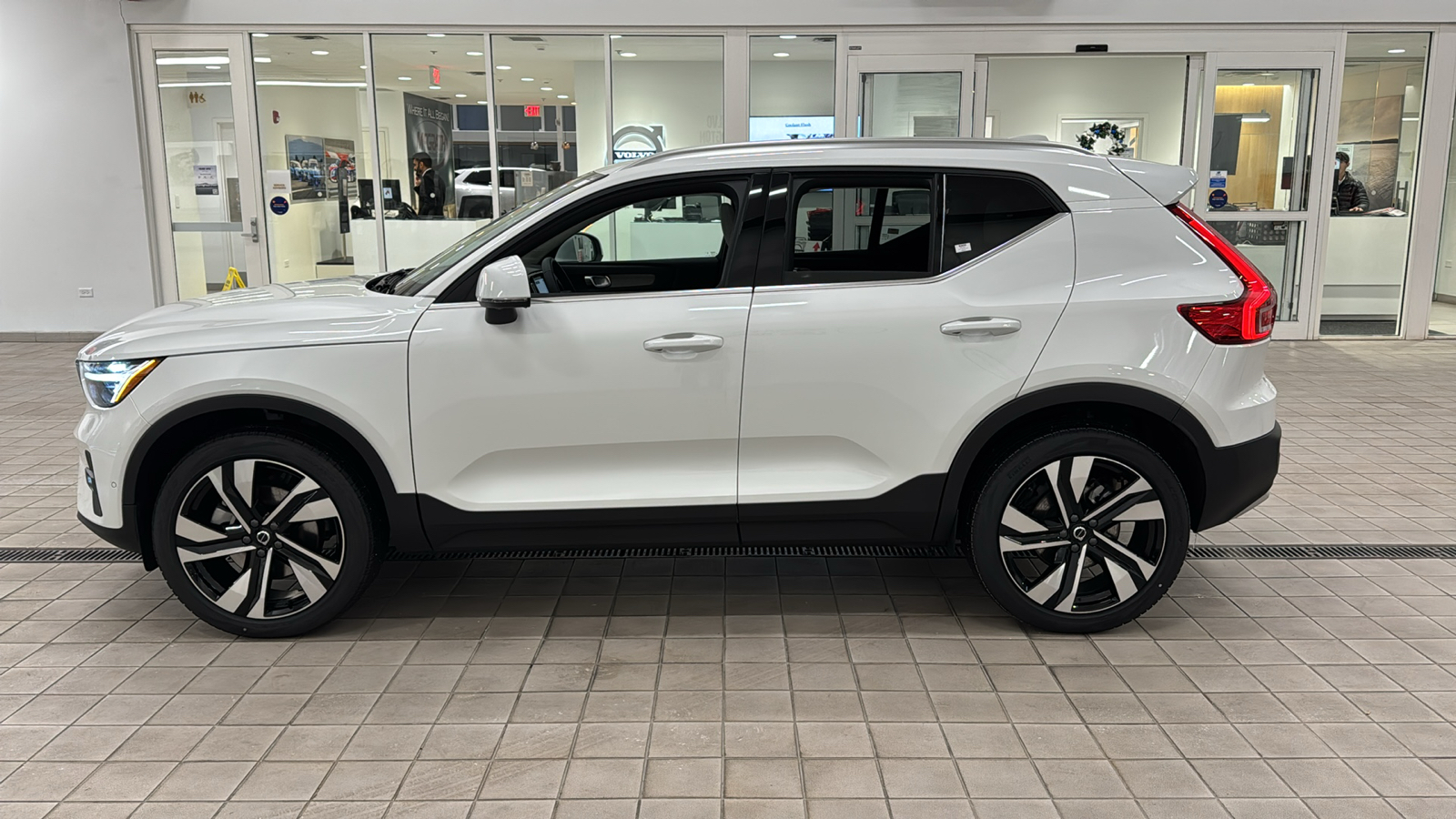 2025 Volvo XC40 Plus Bright Theme 7