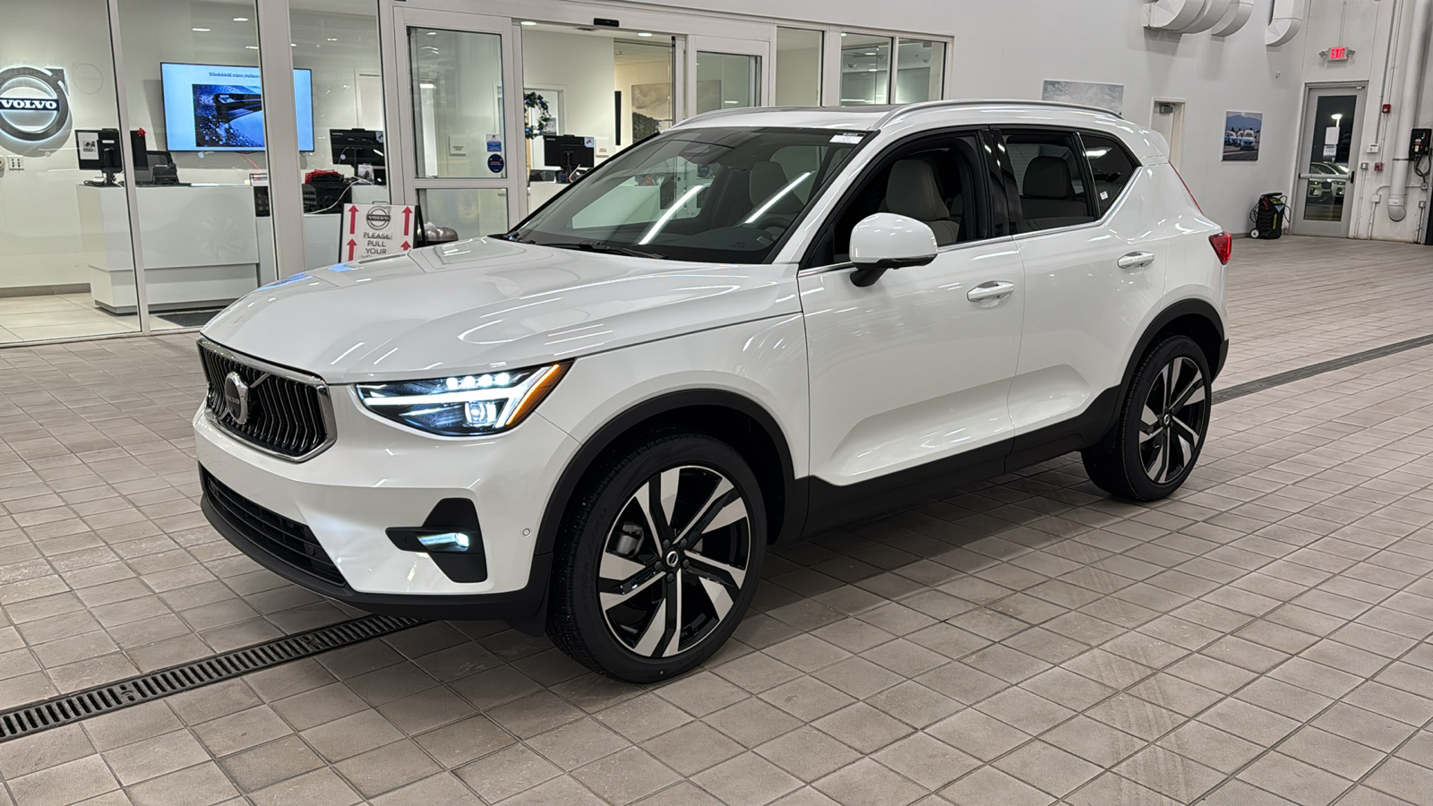 2025 Volvo XC40 Plus Bright Theme 8