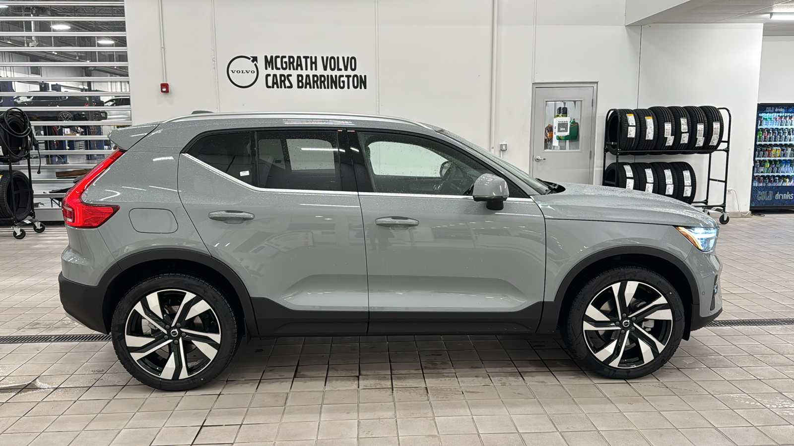 2025 Volvo XC40 Plus Bright Theme 3