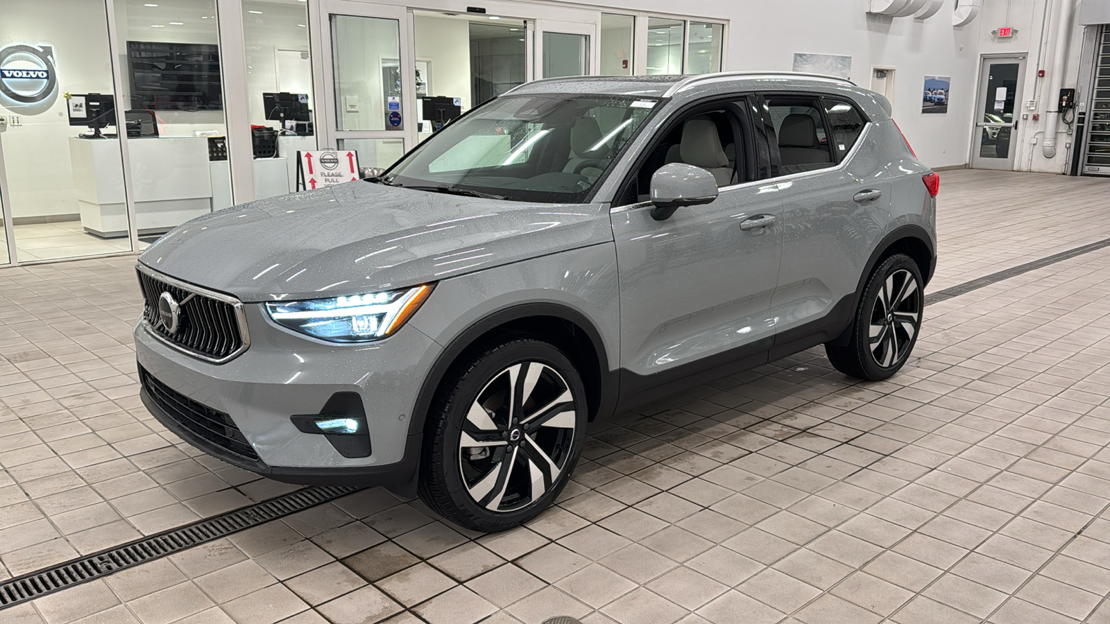 2025 Volvo XC40 Plus Bright Theme 8