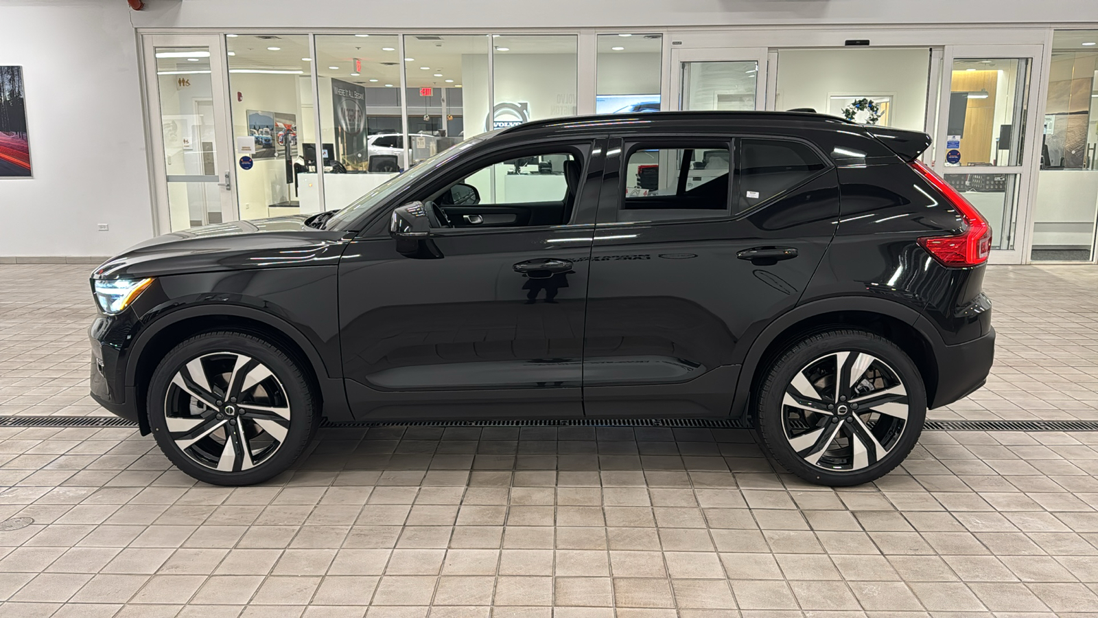 2025 Volvo XC40 Plus Dark Theme 7