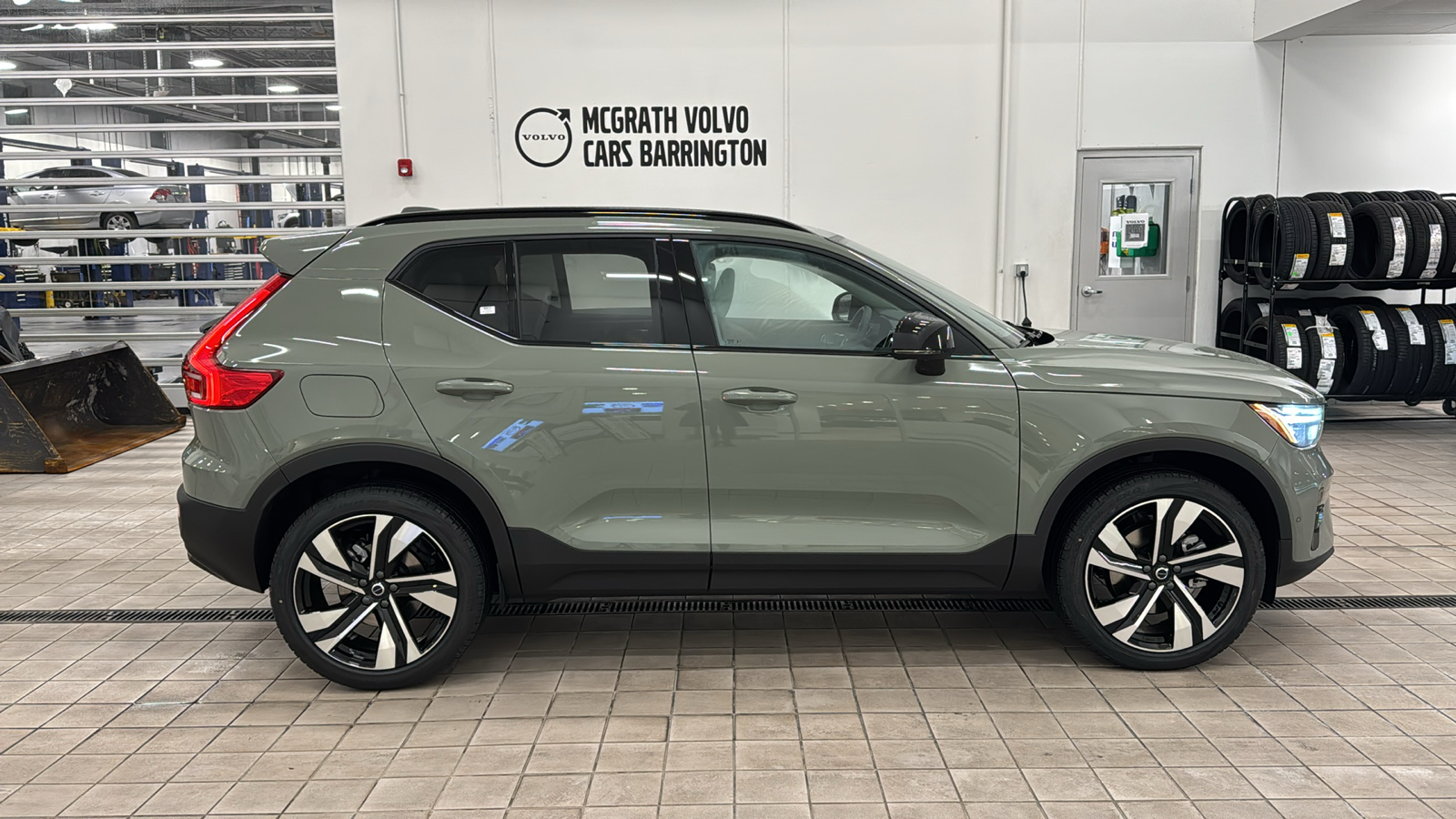 2025 Volvo XC40 Plus Dark Theme 3