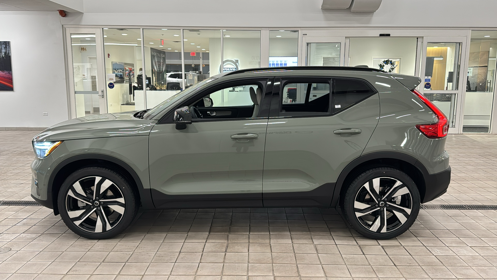 2025 Volvo XC40 Plus Dark Theme 7