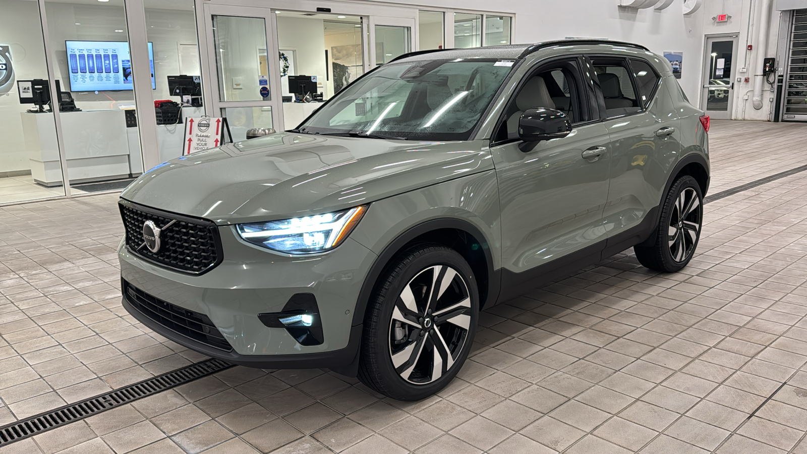 2025 Volvo XC40 Plus Dark Theme 8