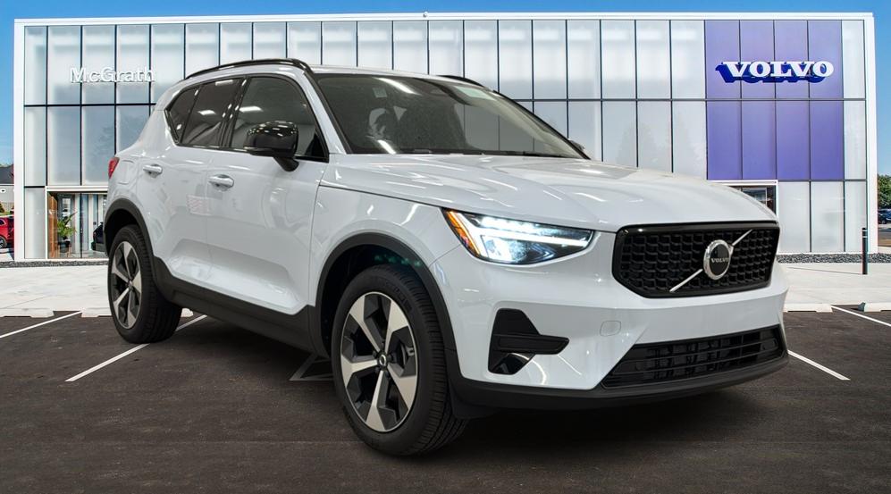 2024 Volvo XC40 Core Dark Theme 1