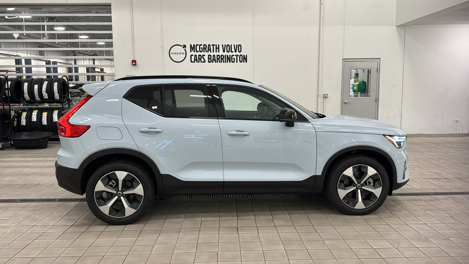 2024 Volvo XC40 Core Dark Theme 3