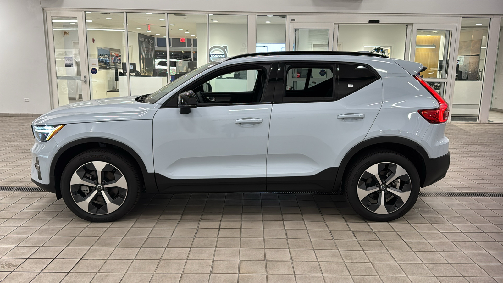 2024 Volvo XC40 Core Dark Theme 7