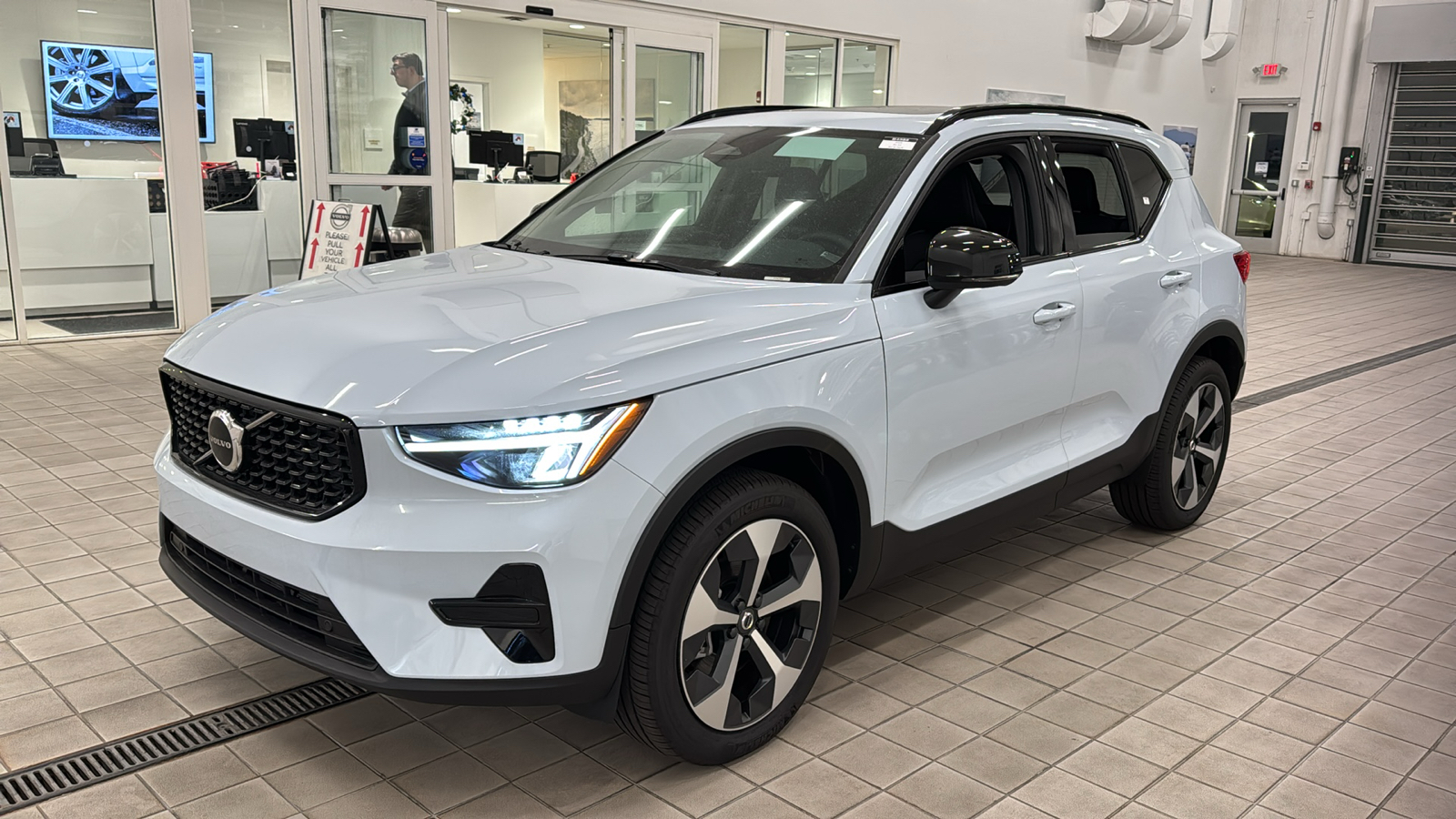 2024 Volvo XC40 Core Dark Theme 8