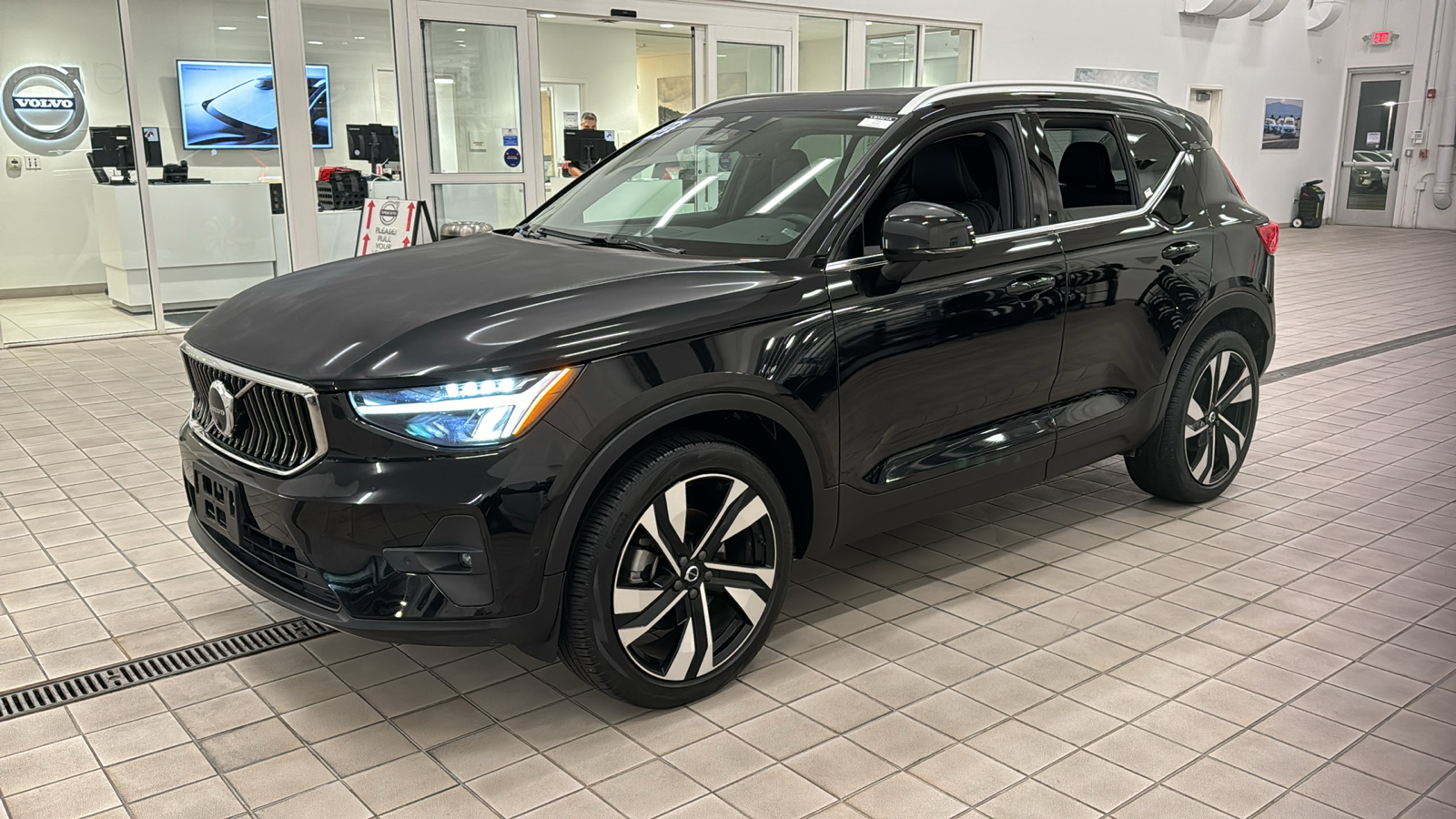 2023 Volvo XC40 Ultimate Bright Theme 8