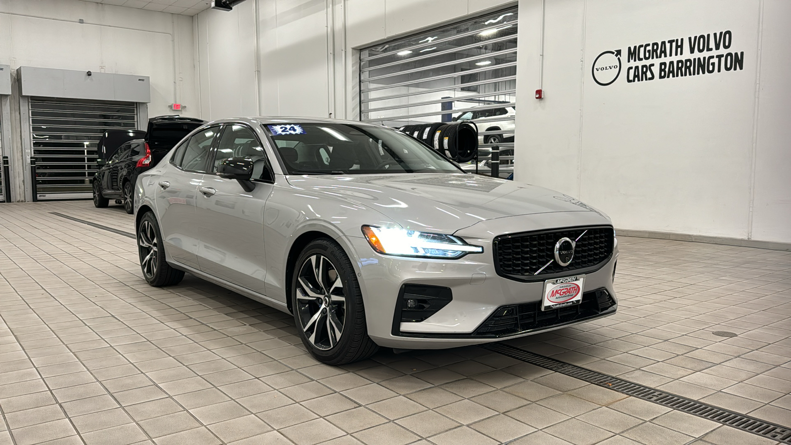 2024 Volvo S60 Plus Dark Theme 2