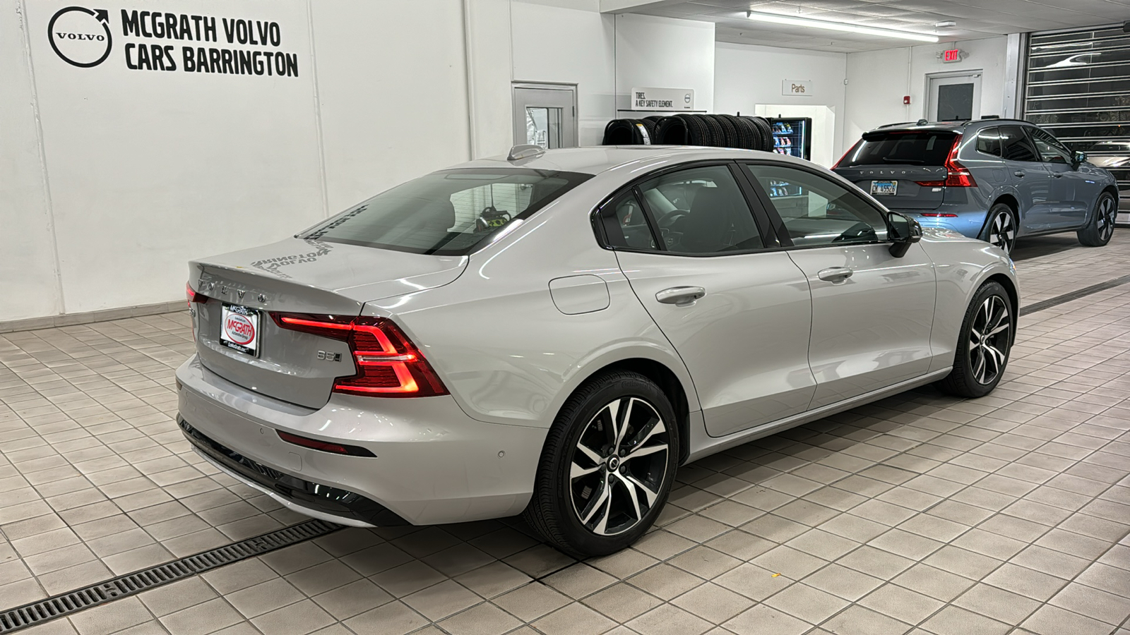 2024 Volvo S60 Plus Dark Theme 4