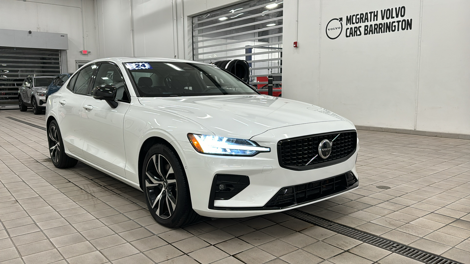 2024 Volvo S60 Plus Dark Theme 2