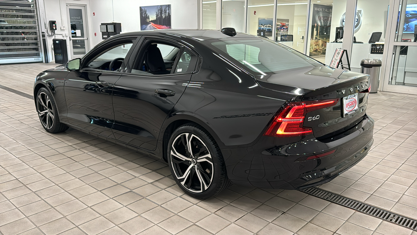 2024 Volvo S60 Plus Dark Theme 6