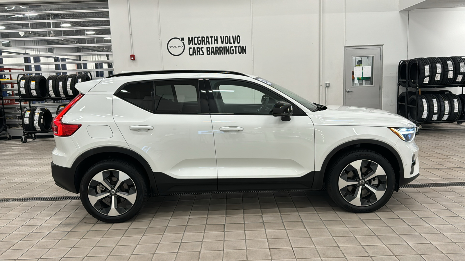 2024 Volvo XC40 Plus Dark Theme 3