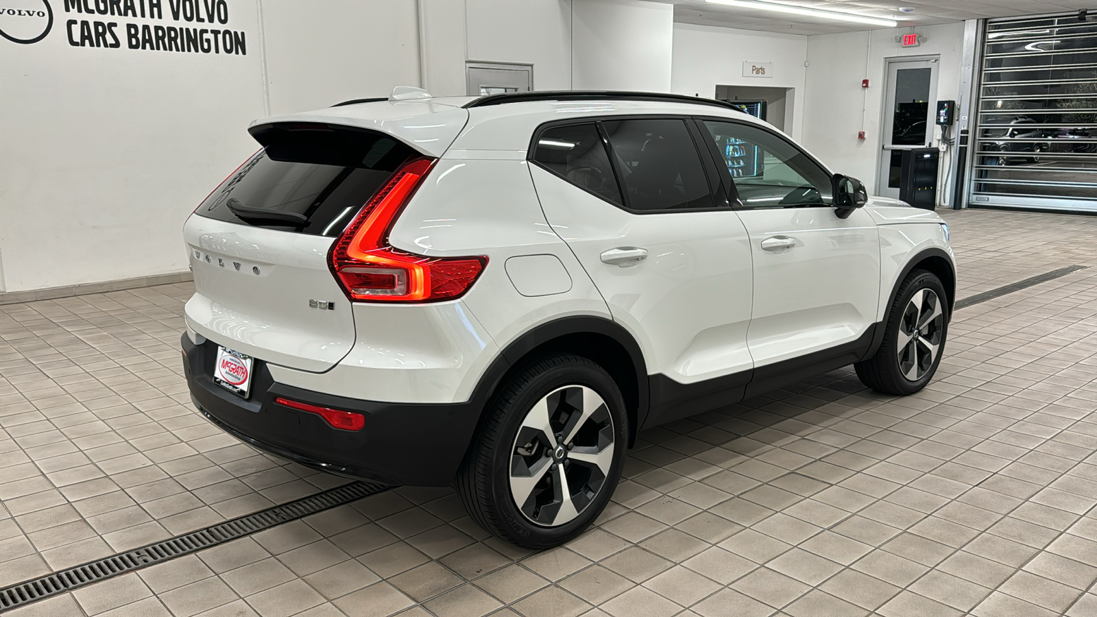 2024 Volvo XC40 Plus Dark Theme 4