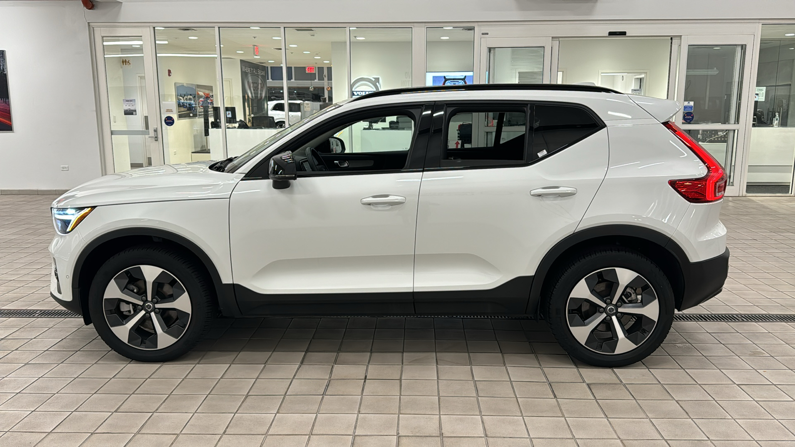 2024 Volvo XC40 Plus Dark Theme 7