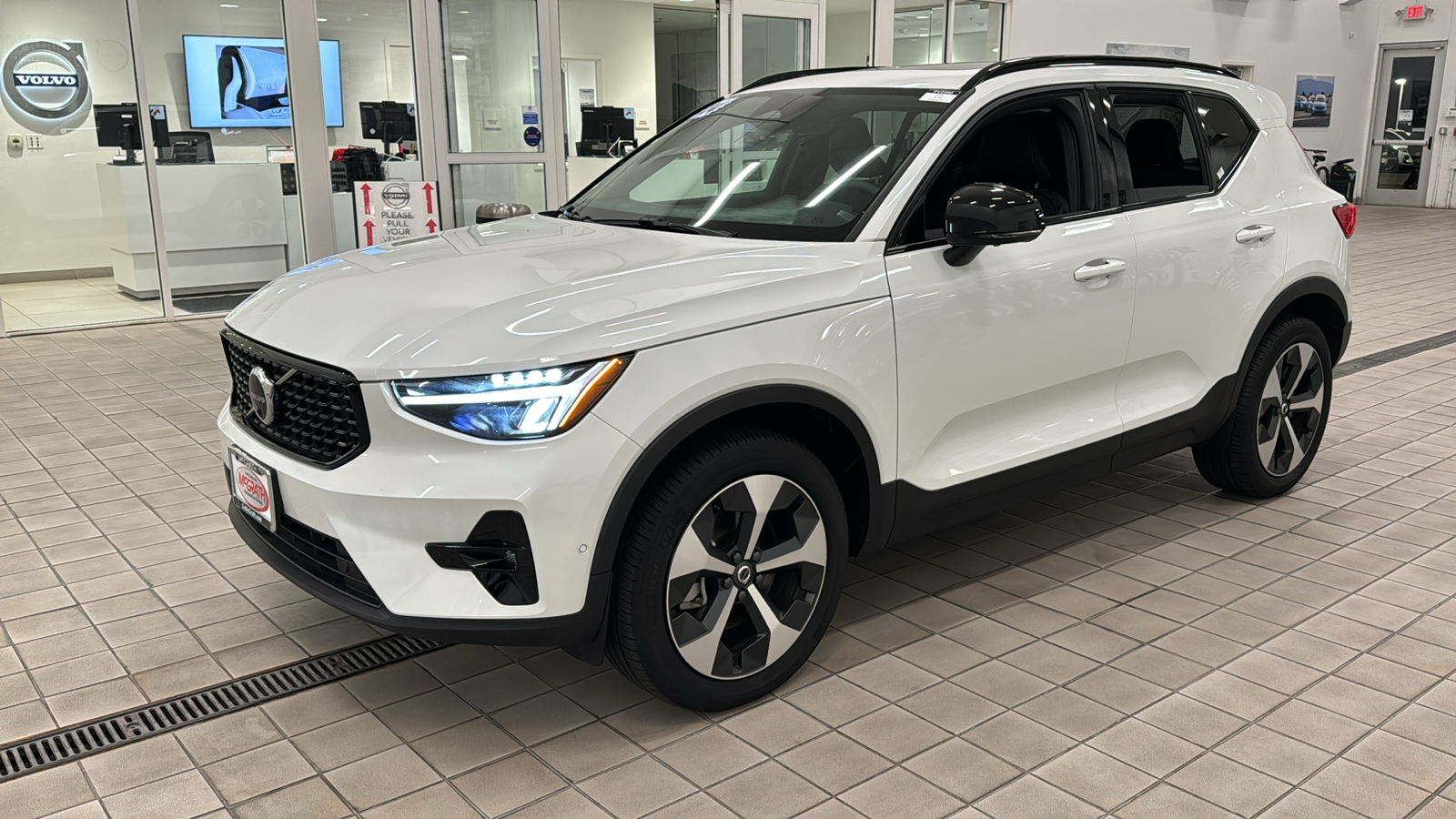 2024 Volvo XC40 Plus Dark Theme 8