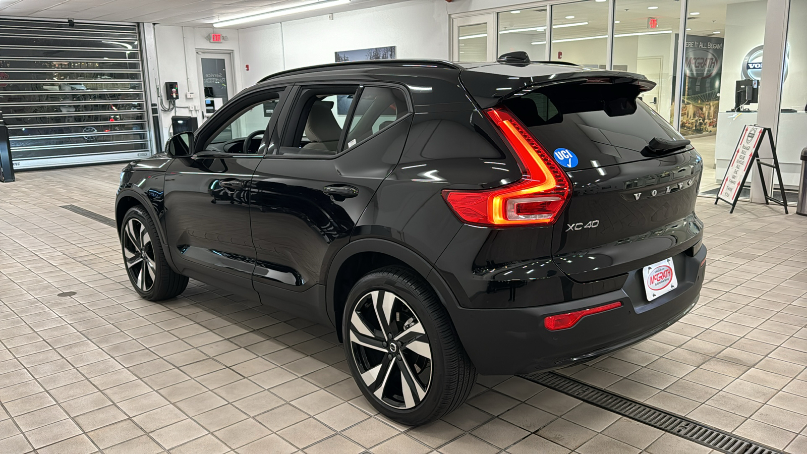 2023 Volvo XC40 Ultimate Dark Theme 6